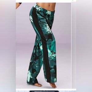 BNWT Fabletics Annalies Pant Medium Nocturnal Floral Print